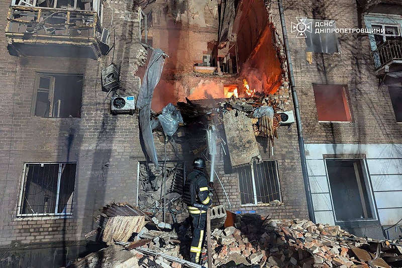 رجل إنقاذ اوكراني يعمل على إطفاء حريق في مبنى سكني تعرض لأضرار بالغة جراء هجوم صاروخي روسي في كريفي ريغ، (ا ف ب).