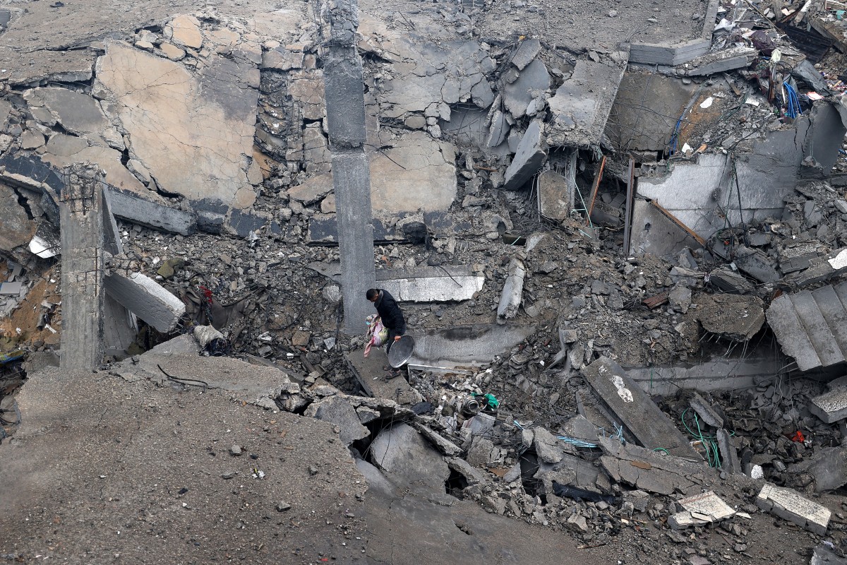 دمار في مخيم البريج (أ ف ب).