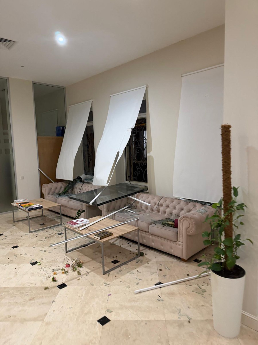 مبنى السفارة القطرية في كييف بعد تعرضه لأضرار جراء غارة جوية (أ ف ب). 