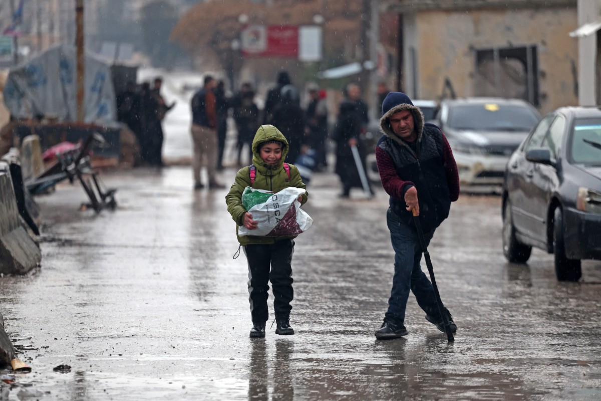 سكان منطقة الشيخ مقصود في حلب يخلون أحياءهم بعد تحذيرات من الجيش السوري دعا فيها المدنيين إلى الخروج من منطقة الخطر، عقب رفض القوات المقاتلة الكردية مغادرة حلب. (أ ف ب)