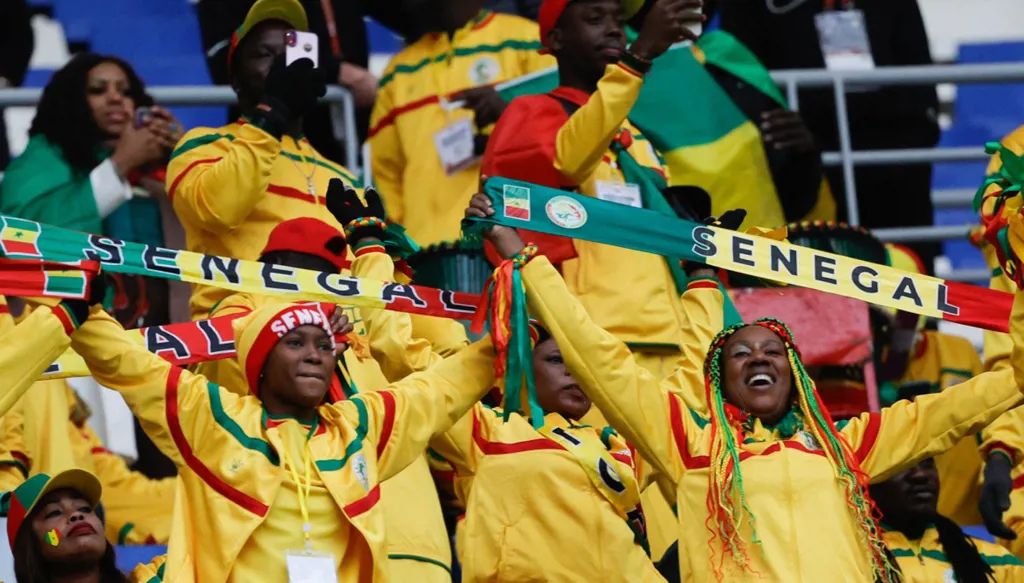 قبل نصف النهائي بين مصر والسنغال… استدعاء "مشجع الليزر" يثير عاصفة من الجدل