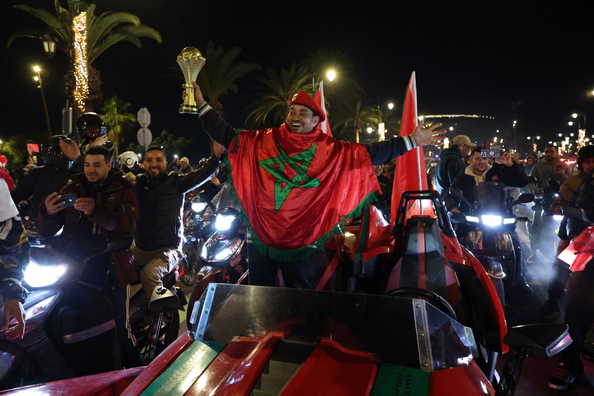 الجمهور المغربي يحتفل بتأهل منتخب بلاده إلى النهائي. (أ ف ب)