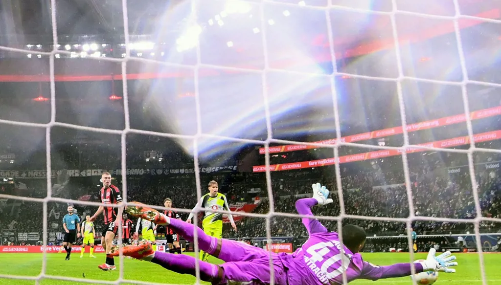 6 أهداف ودراما حتى الثانية الأخيرة في مواجهة دورتموند وفرانكفورت