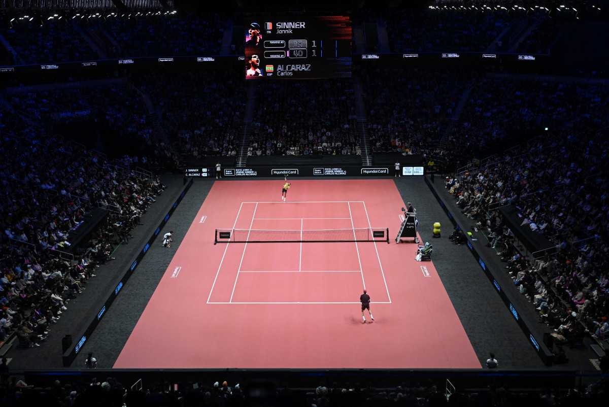 مباراة استعراضية بين ألكاراز وسينر. (أ ف ب)