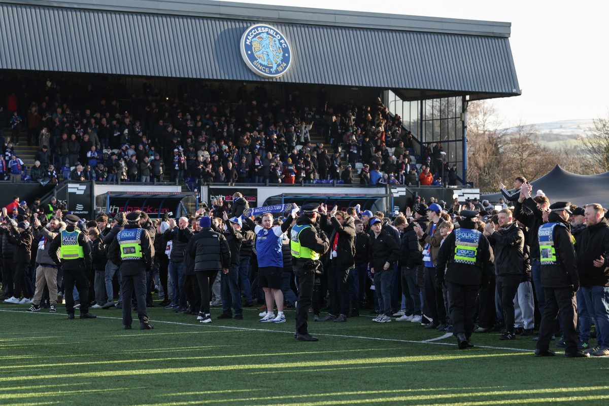 الجمهور يجتاح الملعب. (أ ف ب)