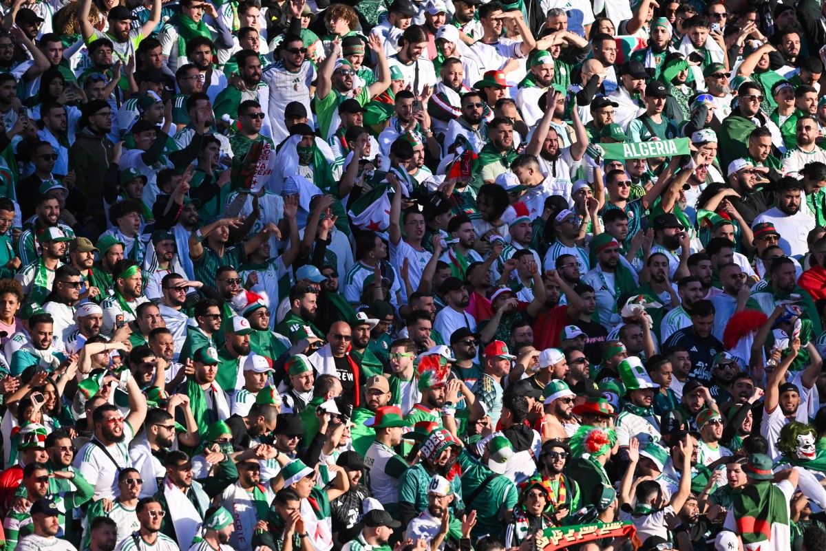 جماهير الجزائر. (أ ف ب)