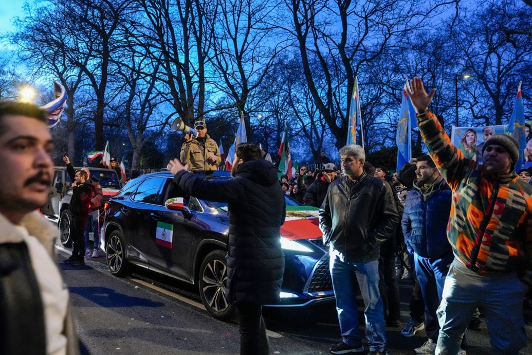 متظاهرون مناهضون للنظام الإيراني يشاركون في مظاهرة أمام السفارة الإيرانية في وسط لندن (أ ف ب)