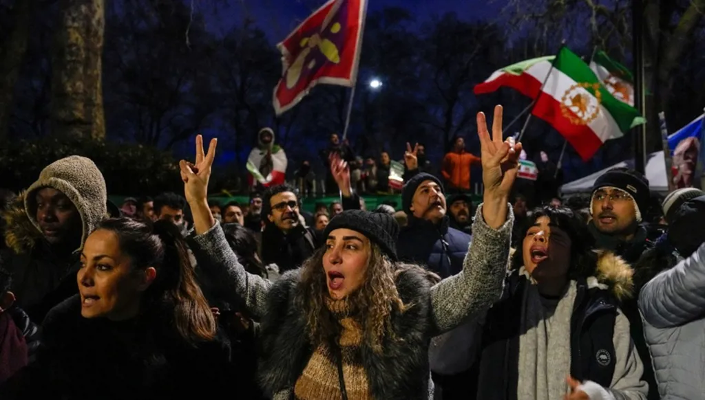 التلفزيون الإيراني: بزشكيان يتناول في مقابلة مع الإعلام خطة الدعم الحكومية ومطالب الشعب