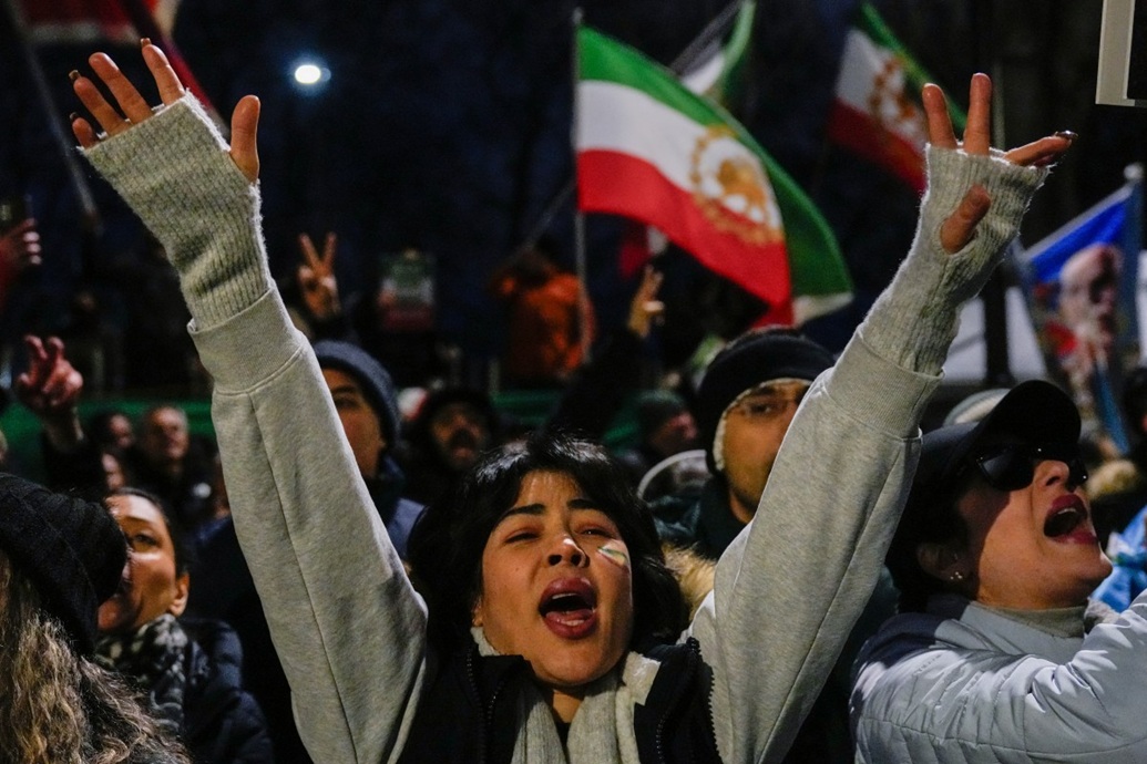 متظاهرون مناهضون للنظام الإيراني يشاركون في مظاهرة أمام السفارة الإيرانية في وسط لندن (أ ف ب)