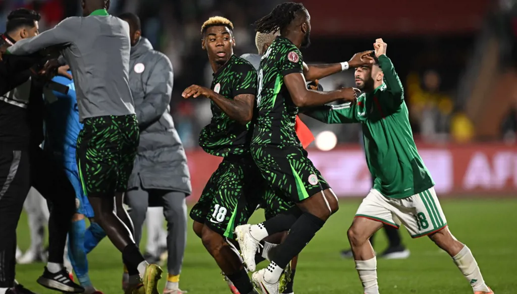 "كاف" يتدخل بعد احتجاجات التحكيم في مباراتي المغرب والجزائر