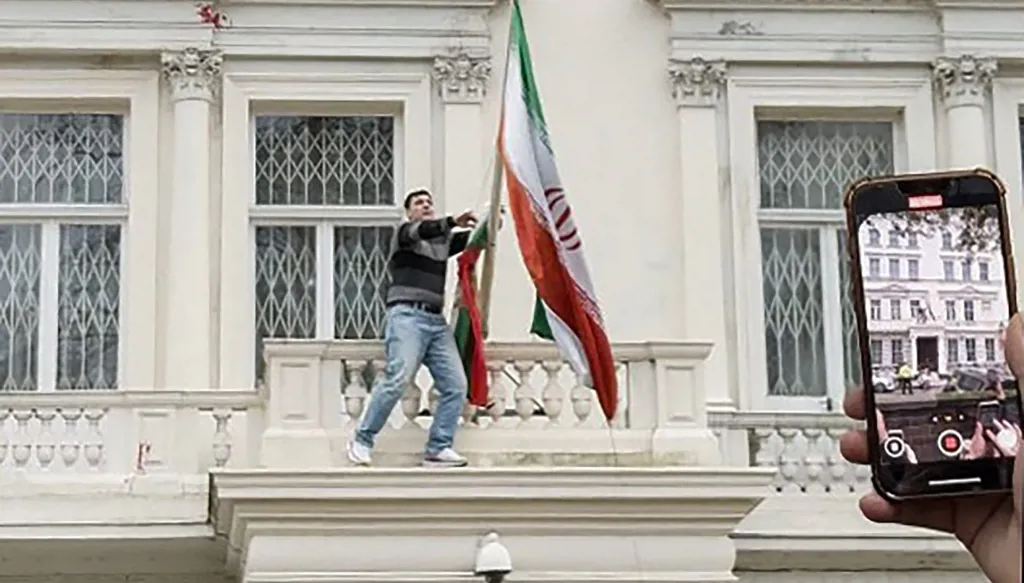 انقطاع شامل بالانترنت يعزل إيران والاحتجاجات تشتعل… واشنطن: مستعدون للتحرك (صور وفيديو)