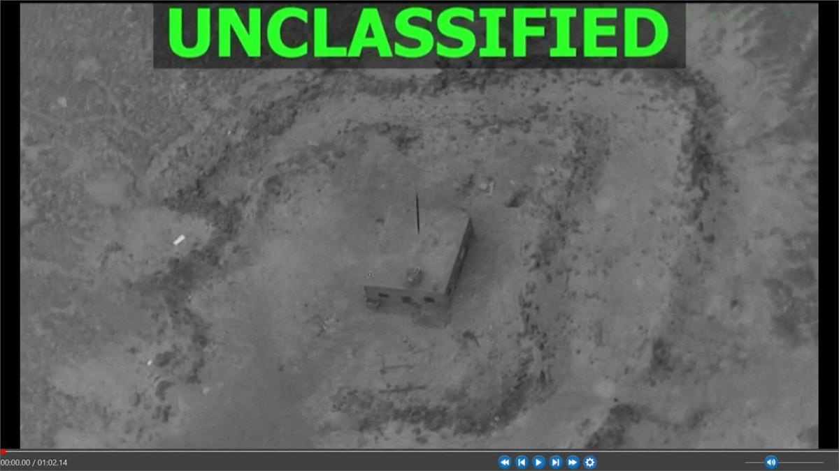 لقطة من فيديو نشرته القيادة المركزية الأمريكية على حسابها تُظهر صورًا لضربات 