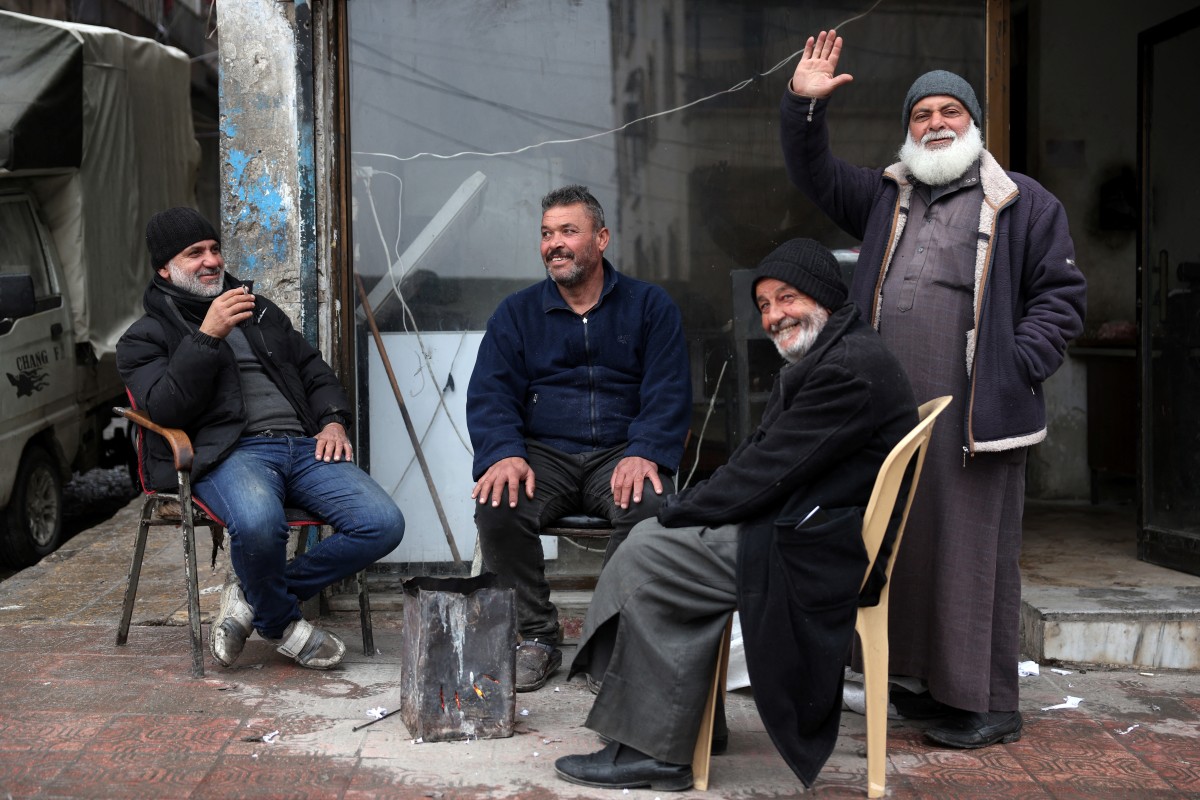 مواطنون في حي الأشرفية (أ ف ب).