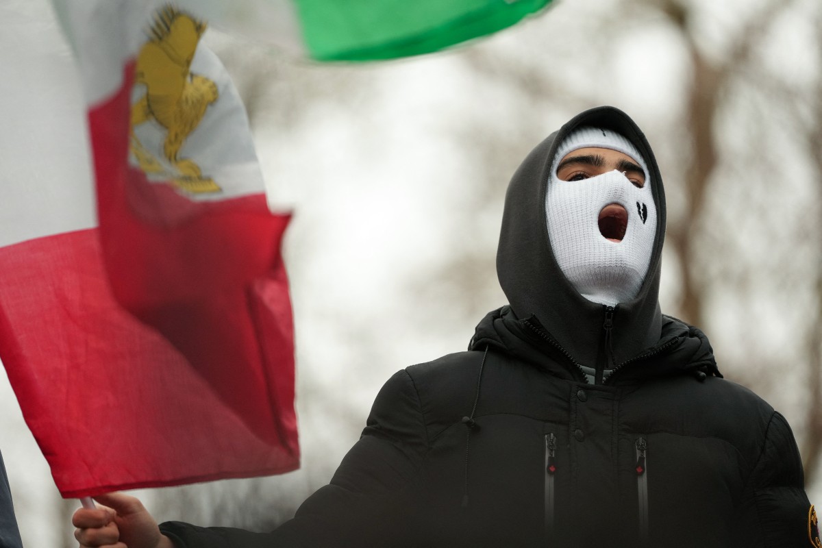  مظاهرة خارج السفارة الإيرانية في وسط لندن. (أ ف ب)