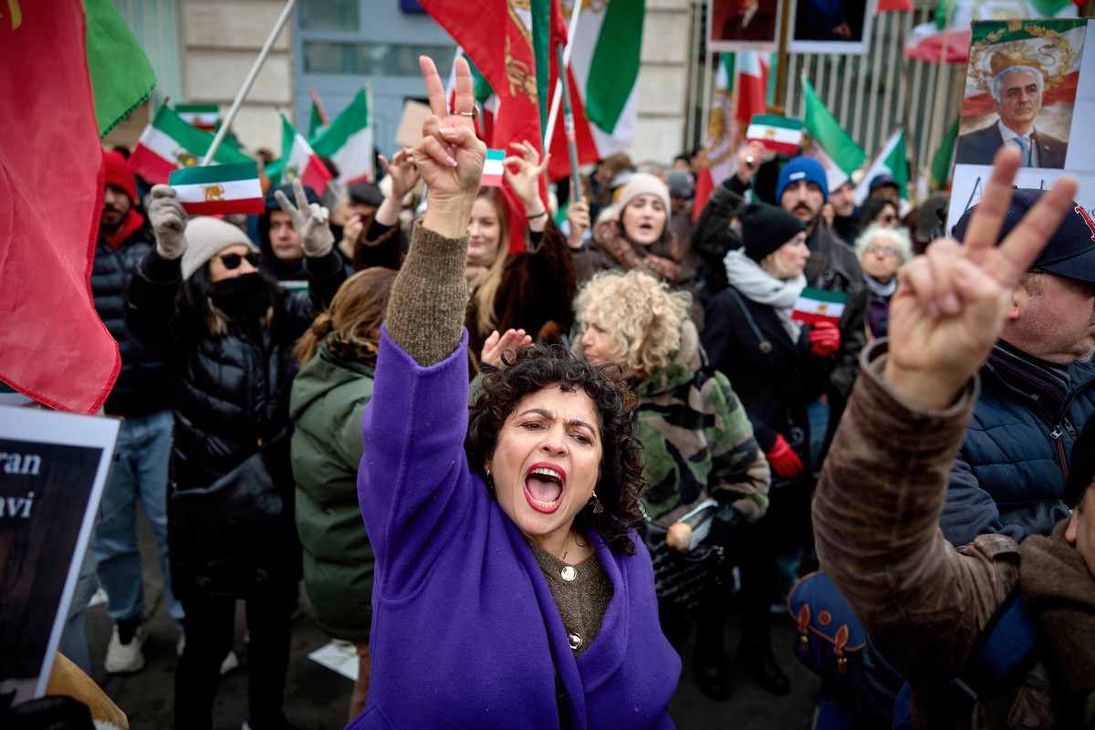 متظاهرة ترفع علامة النصر خلال مظاهرة لدعم التجمعات الجماهيرية التي تدين الجمهورية الإسلامية في إيران في باريس. (أ ف ب)