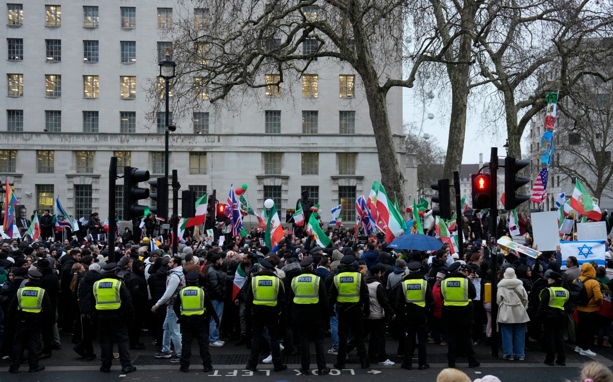 متظاهرون داعمون للاحتجاجات في لندن. (أ ف ب)