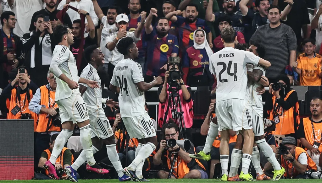 موعد أول مباراة لمدرب ريال مدريد الجديد ألفارو أربيلوا والقناة الناقلة