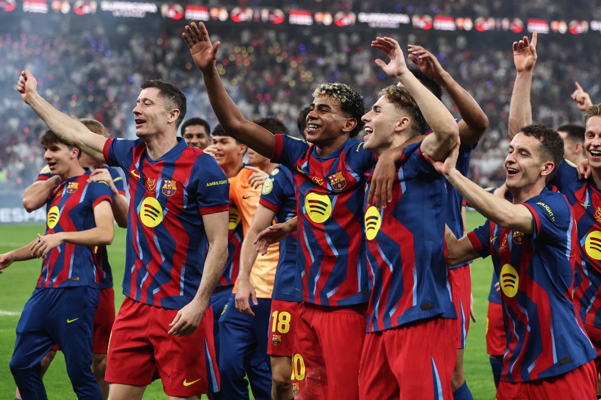 برشلونة يحتفل بالفوز بكأس السوبر الإسبانية. (أ ف ب)