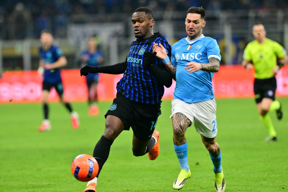 من مباراة القمّة بين إنتر ونابولي في الدوري الإيطالي. (أ ف ب)