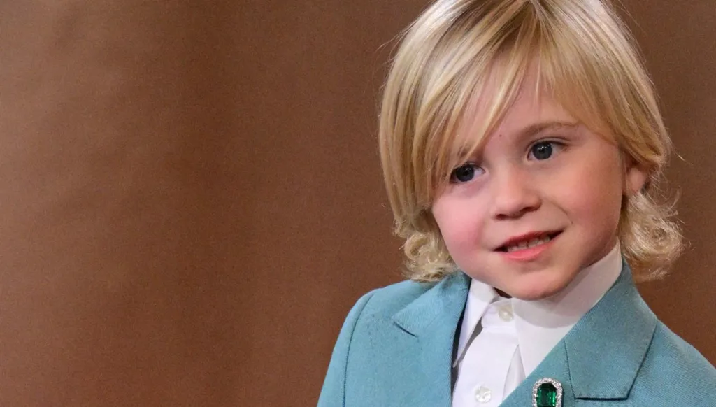 طفل يخطف الأنظار على السجادة الحمراء في غولدن غلوب 2026 (فيديو)