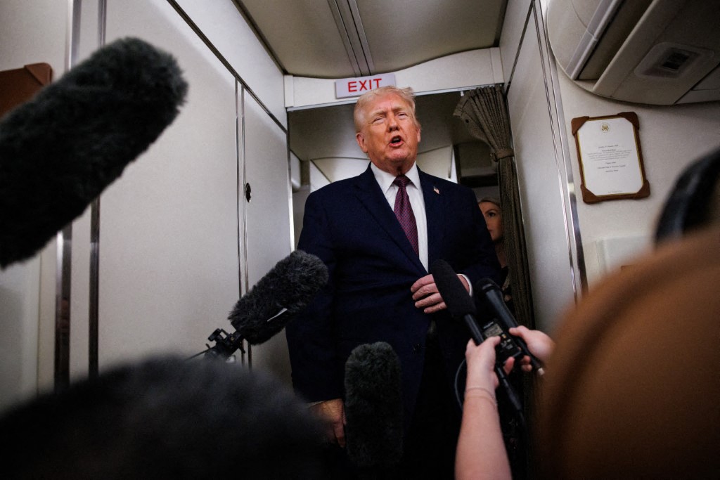 الرئيس الأميركي دونالد ترامب متحدثاً إلى الصحافيين على متن الطائرة الرئاسية. (أ ف ب)
