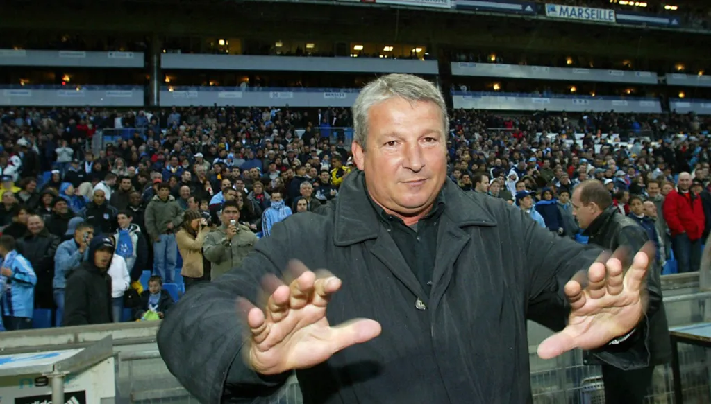 وفاة المدرب الفرنسي السابق رولان كوربيس