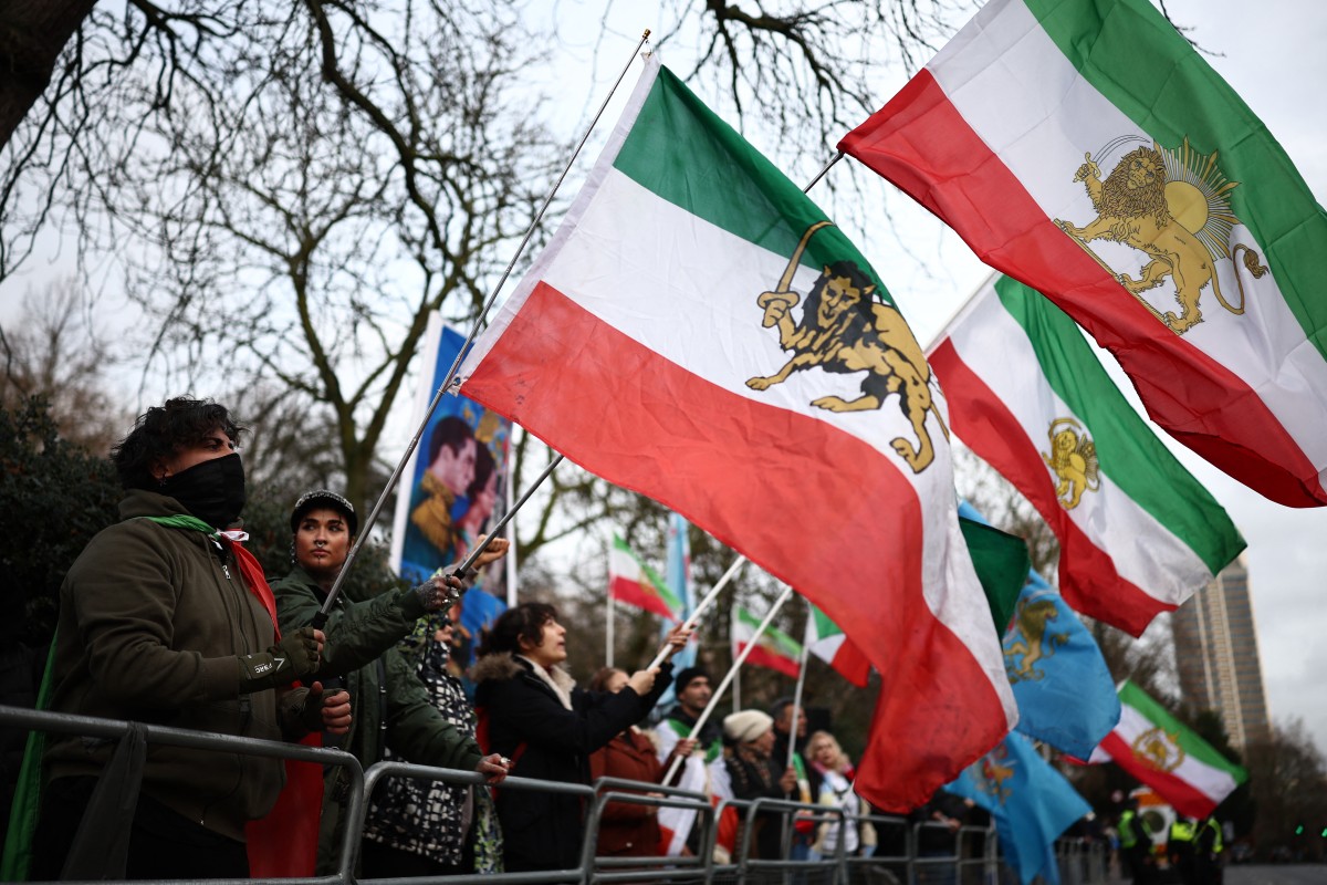 تجمع أمام السفارة الإيرانية في وسط لندن. (أ ف ب)