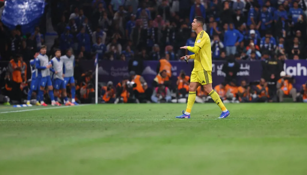 احتجاجات مبالغ بها وإشارات غريبة... تصرفات كريستيانو رونالدو تثير السخرية في السعودية (فيديو)