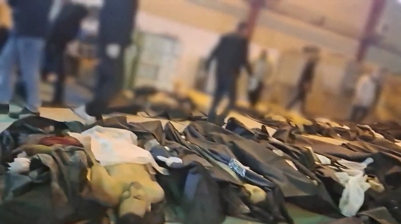 عشرات الجثث ملقاة داخل مركز التشخيص والمختبرات الجنائية بمحافظة طهران في كهريزاك، (ا ف ب).