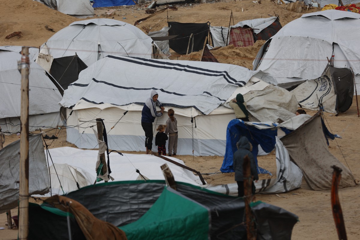 خيام تؤوي عائلات فلسطينية نازحة نُصبت على امتداد شاطئ مدينة غزة. (أ ف ب)
