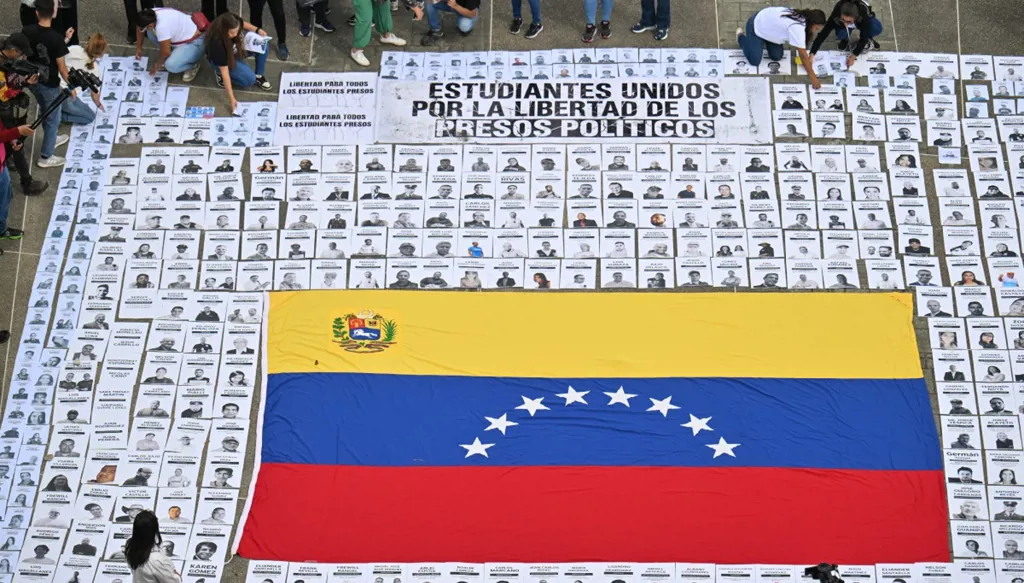 فنزويلا تبدأ إطلاق سراح أميركيين من سجونها و"إكس" تعود إلى البلاد