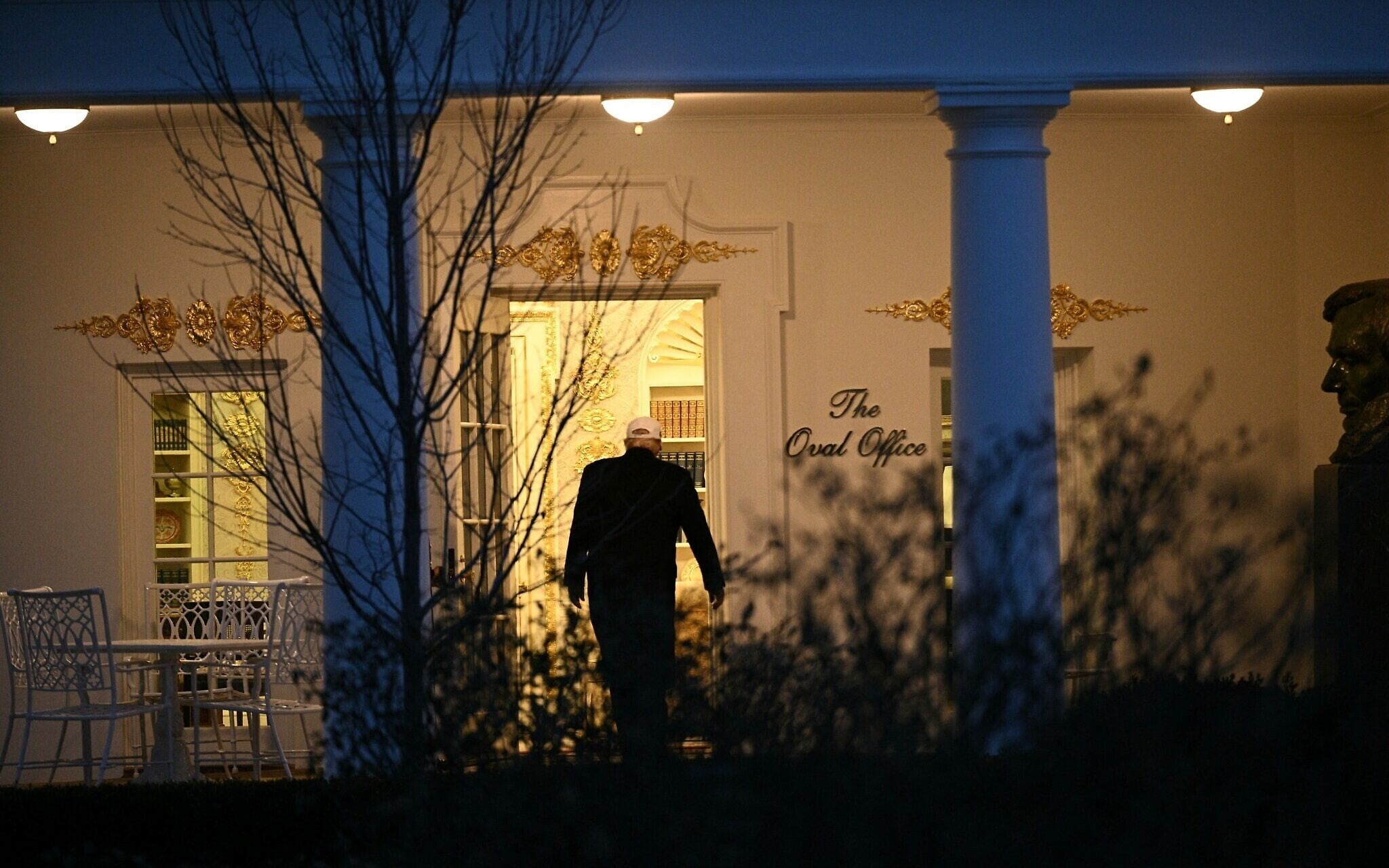 ترامب متجهاً إلى المكتب البيضاوي بالبيت الأبيض، 1 يناير 2026. (أ ف ب)