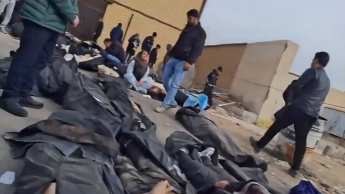 جثث في أكياس سوداء لعدد من المتظاهرين في إيران (أ ف ب)
