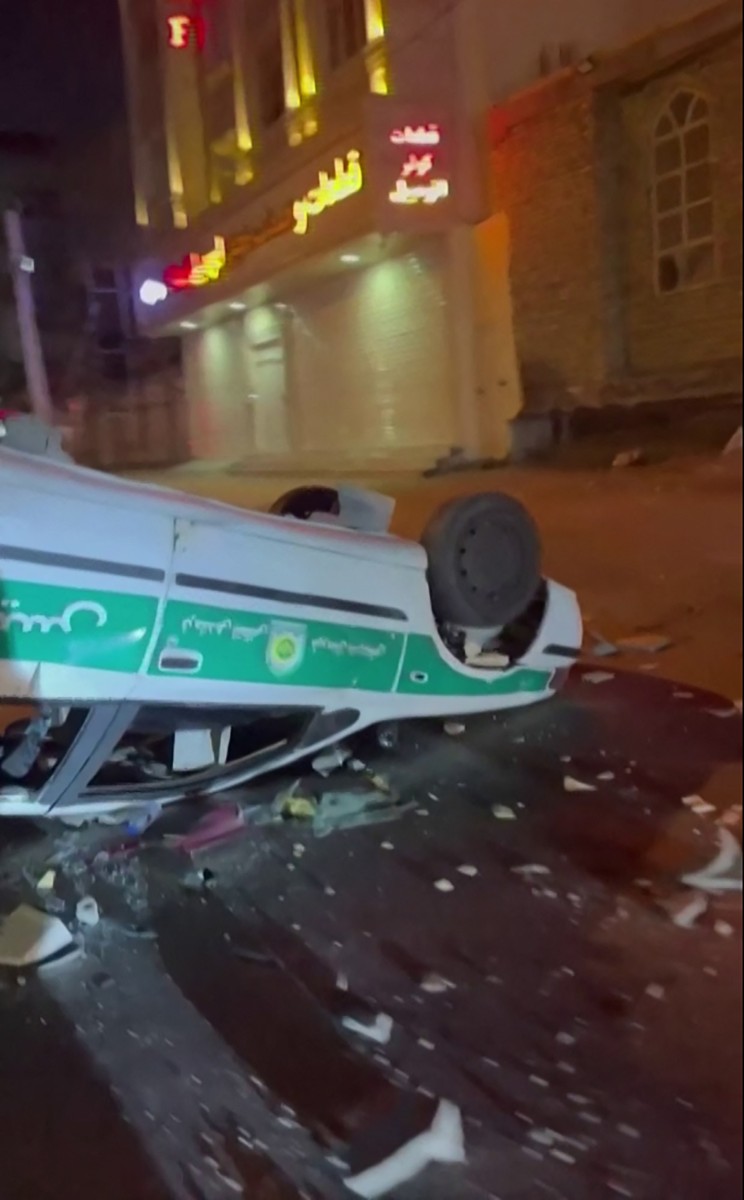 سيارة شرطة مقلوبة في بندر عباس. (أ ف ب)