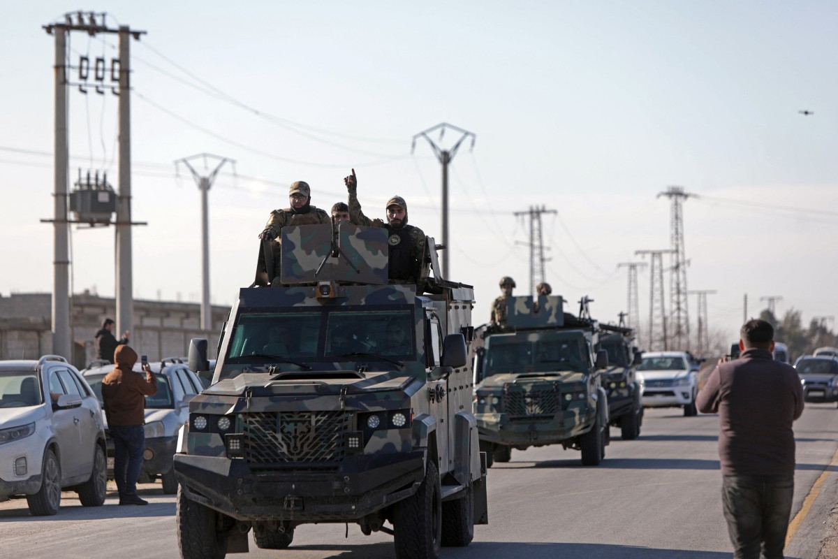 تعزيزات عسكرية تابعة للحكومة السورية عبر الطريق السريع الدولي M4 إلى منطقة دير حافر، شرق مدينة حلب. (أ ف ب)