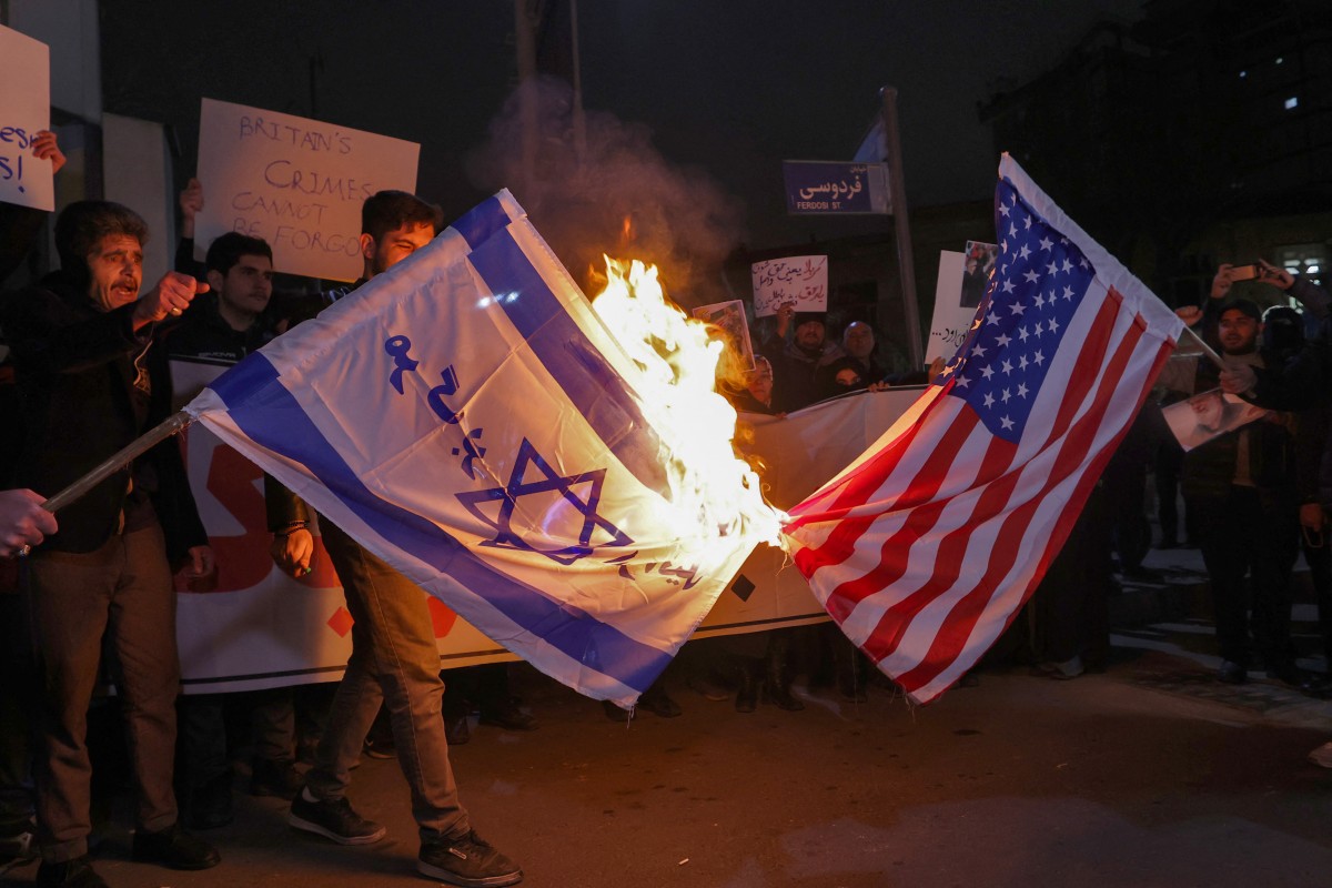 إيرانيون يقومون بحرق علمي إسرائيل وأميركا (أ ف ب)