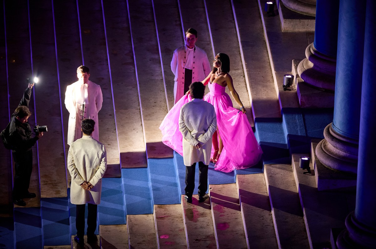 الممثلة الأميركية ياهني كولمان في العرض، في قصر برونيار. (أ ف ب)