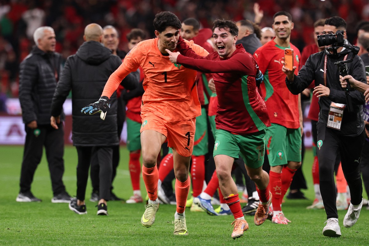 بونو وإبراهيم دياز يحتفلان بالتأهل. (أ ف ب)