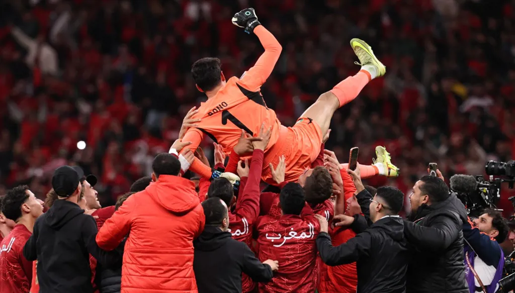 ياسين بونو يقف أمام كأس أمم أفريقيا وشعار "الأفضل في العالم"