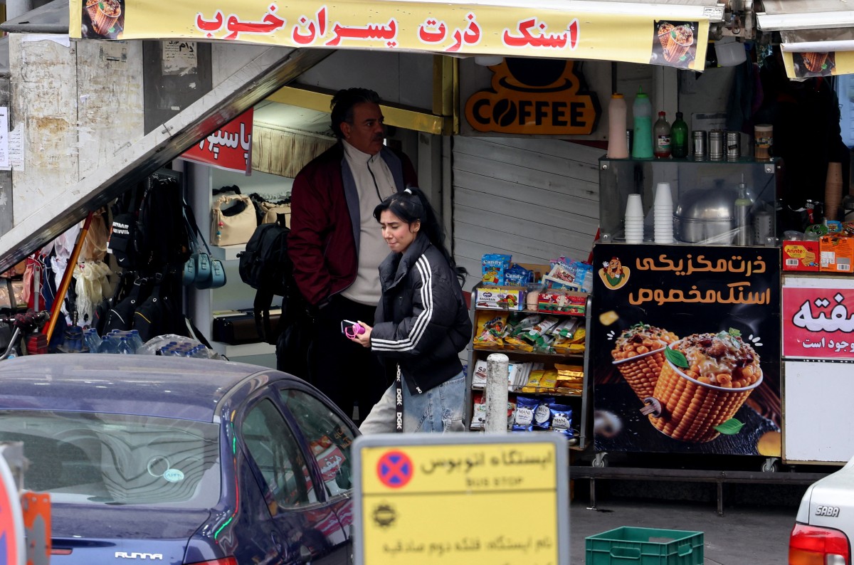 امرأة تتبضع من أخد المتاجر في طهران. (أ ف ب)