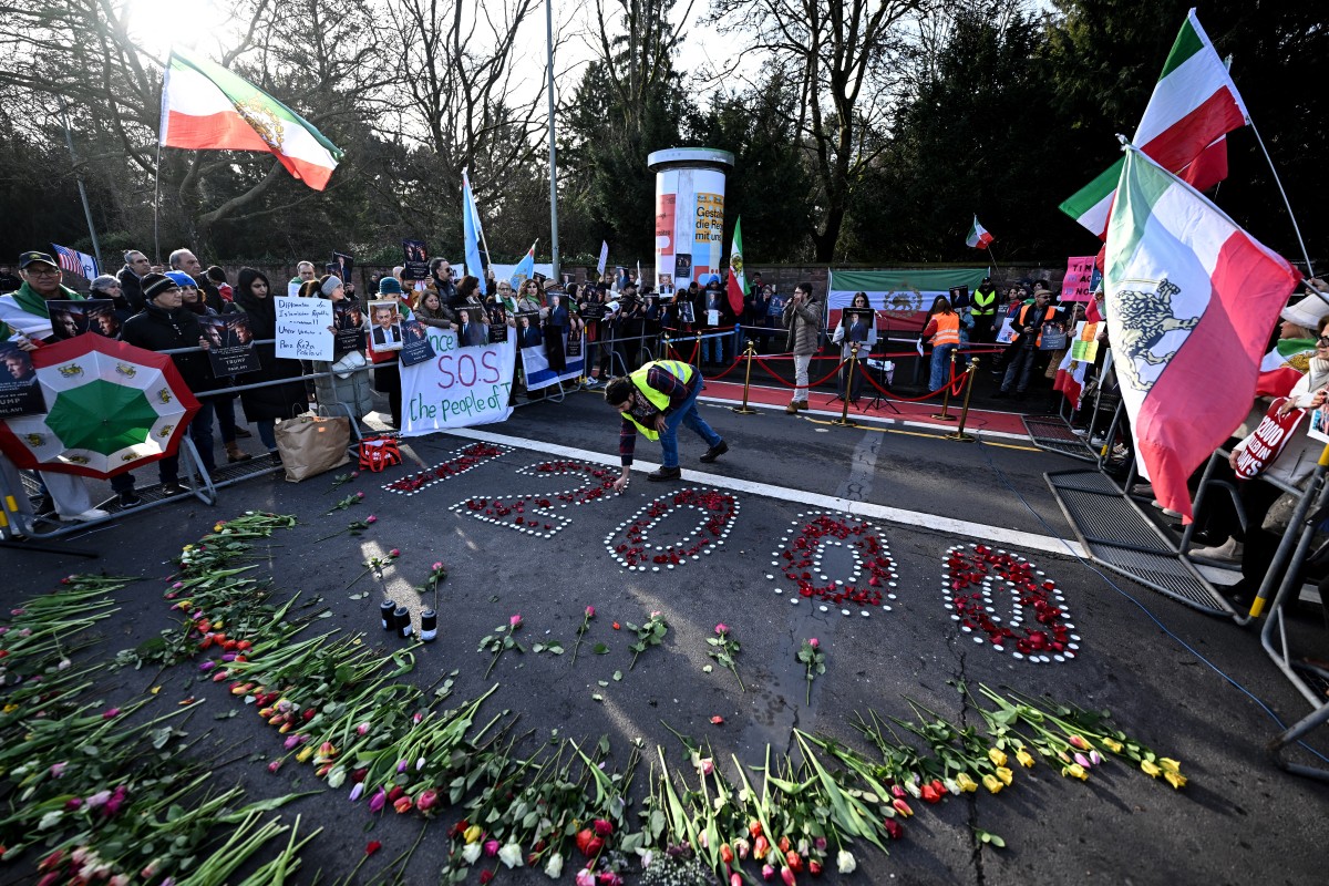 أشخاص يحتجون ضد النظام الإيراني أمام القنصلية العامة للولايات المتحدة في فرانكفورت (أ ف ب)