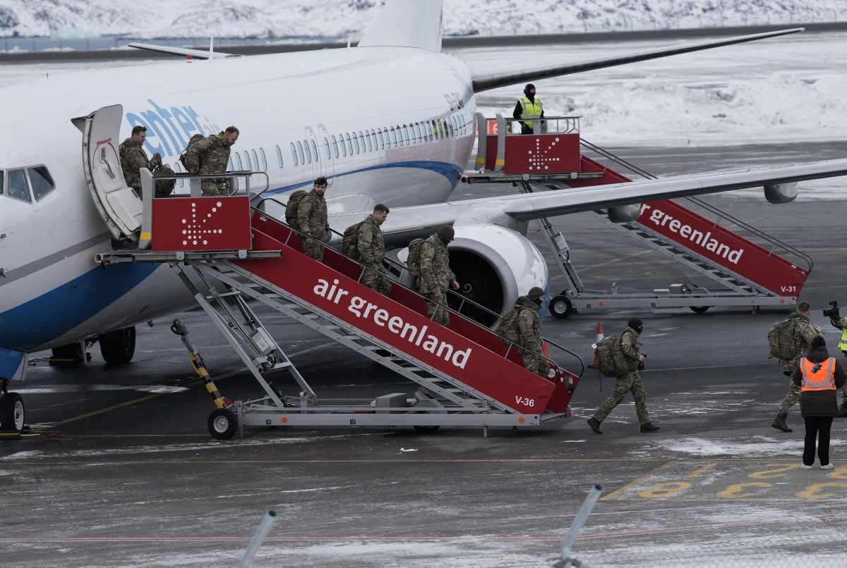 عسكريون أوروبيون يصلون إلى غيرينلاند (أ ف ب).