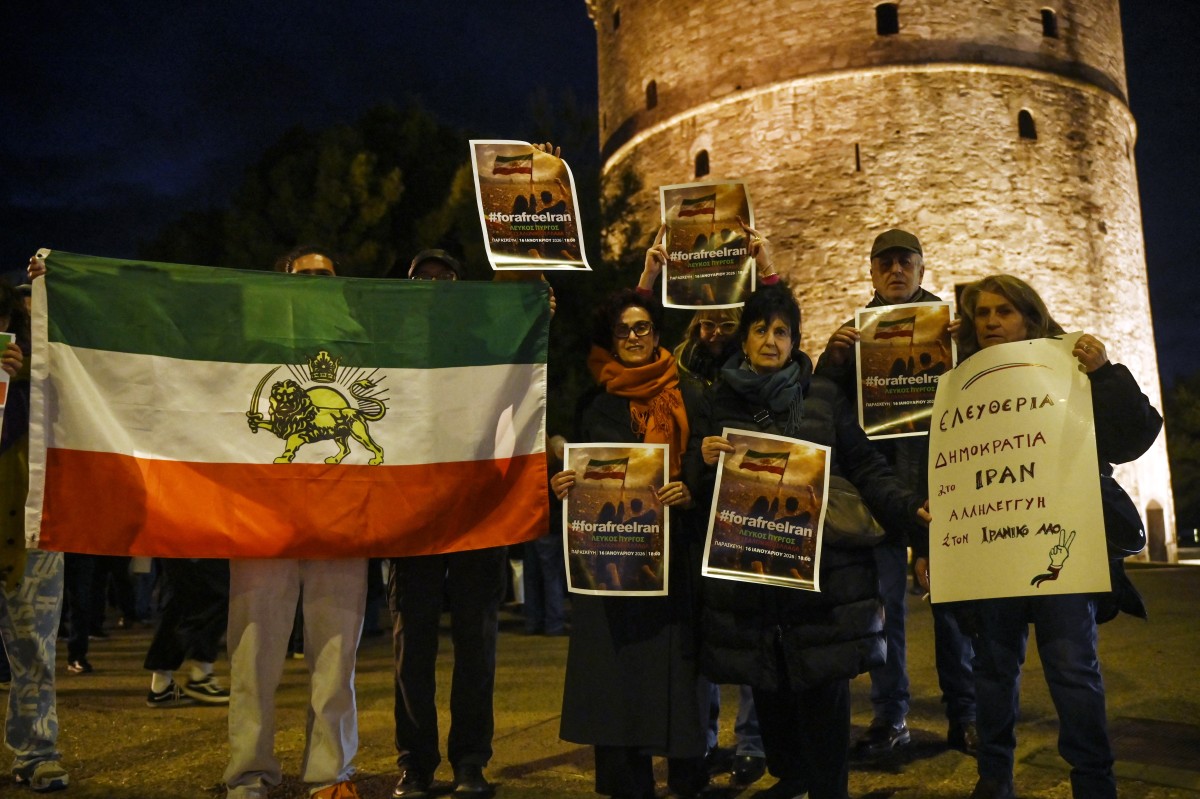 مظاهرات داعمة للمتظاهرين الإيرانيين في اليونان (أ ف ب).