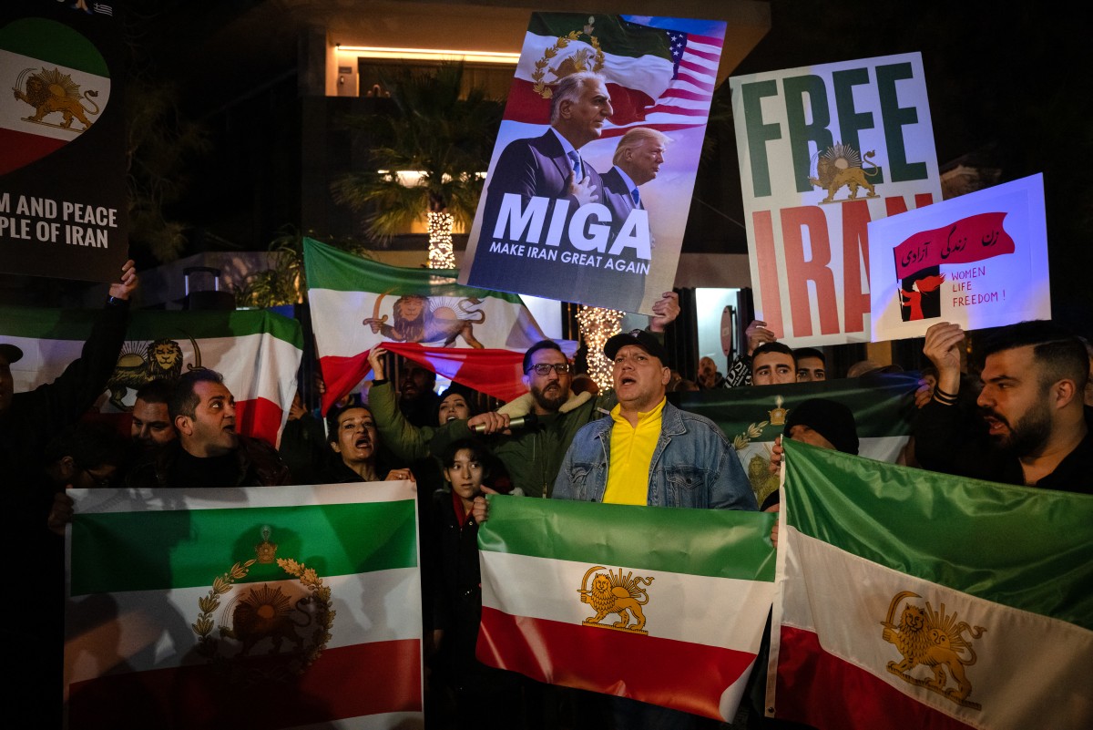 مظاهرات داعمة للمتظاهرين الإيرانيين في اليونان (أ ف ب).