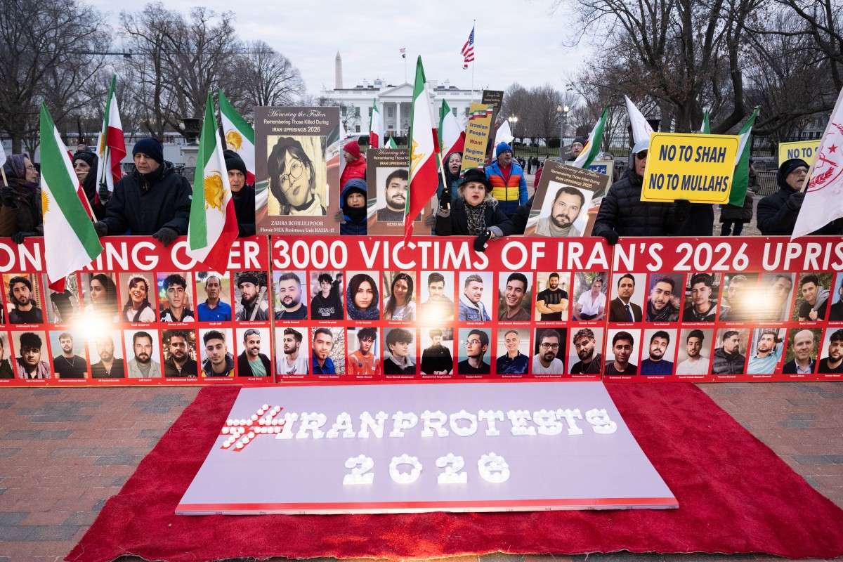 متظاهرون في واشنطن يرفعون صور ضحايا الاحتجاجات (أ ف ب).