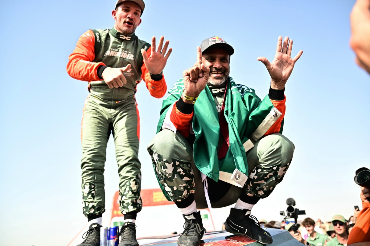 ناصر العطية يحتفل بسادس لقب له في رالي داكار. (أ ف ب)