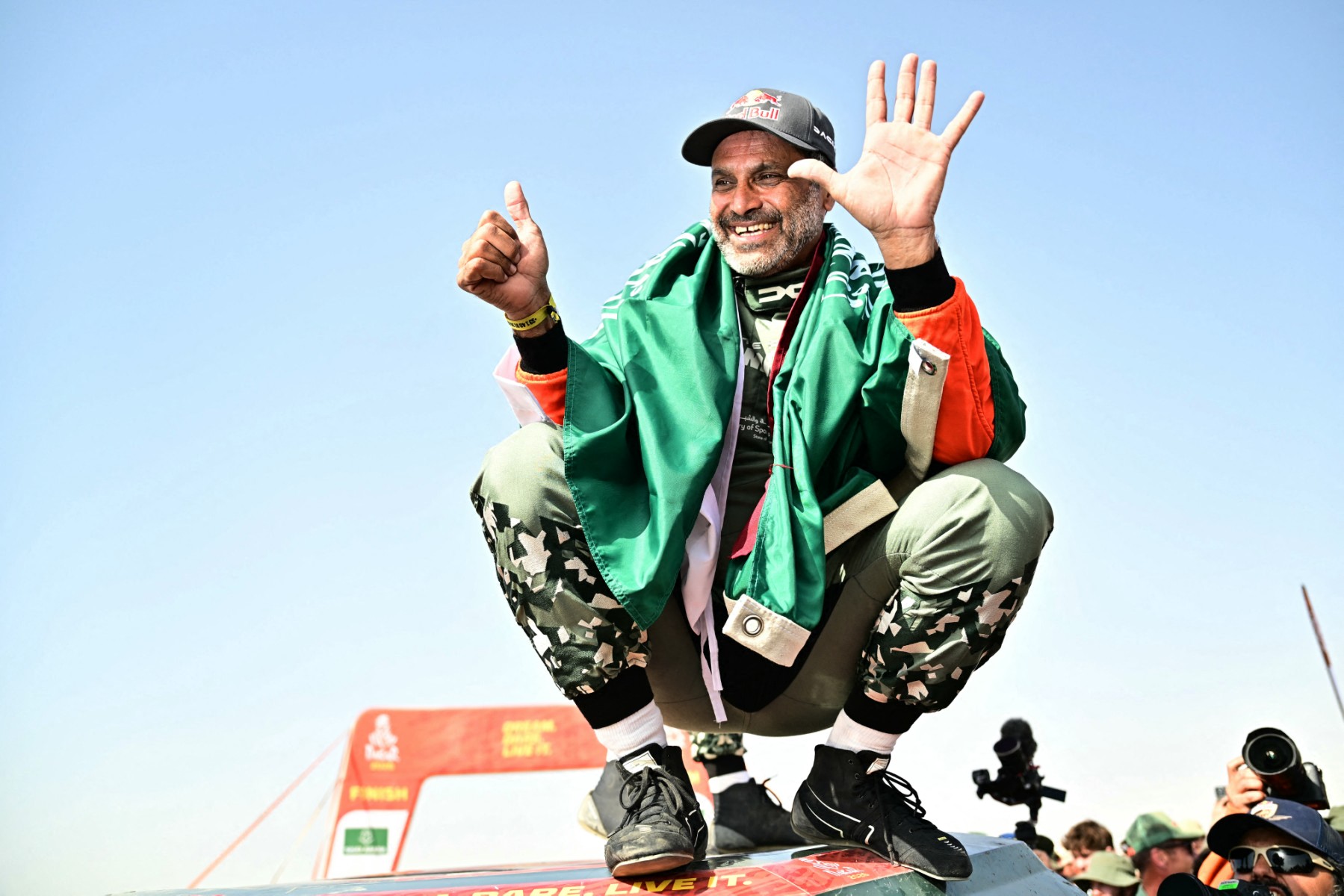 ناصر العطية يحتفل بسادس لقب له في رالي داكار. (أ ف ب)