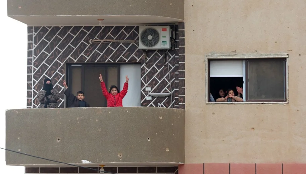 5 عند الخامسة: كواليس التهدئة في سوريا ولقطة ديبلوماسية نادرة... انطلاق جوي أووردز 2026