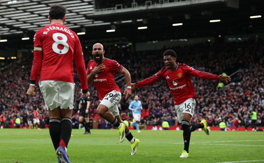 مانشستر يونايتد ضد أرسنال لتعزيز الصدارة. (أ ف ب)