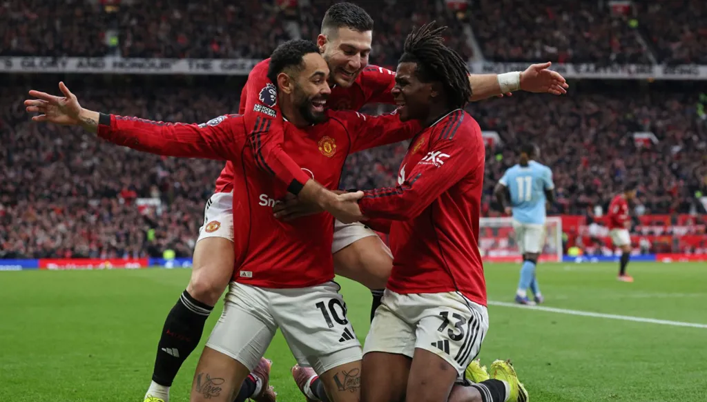 بداية مثالية لمايكل كاريك... مانشستر يونايتد يضرب مانشستر سيتي بثنائية (فيديو)